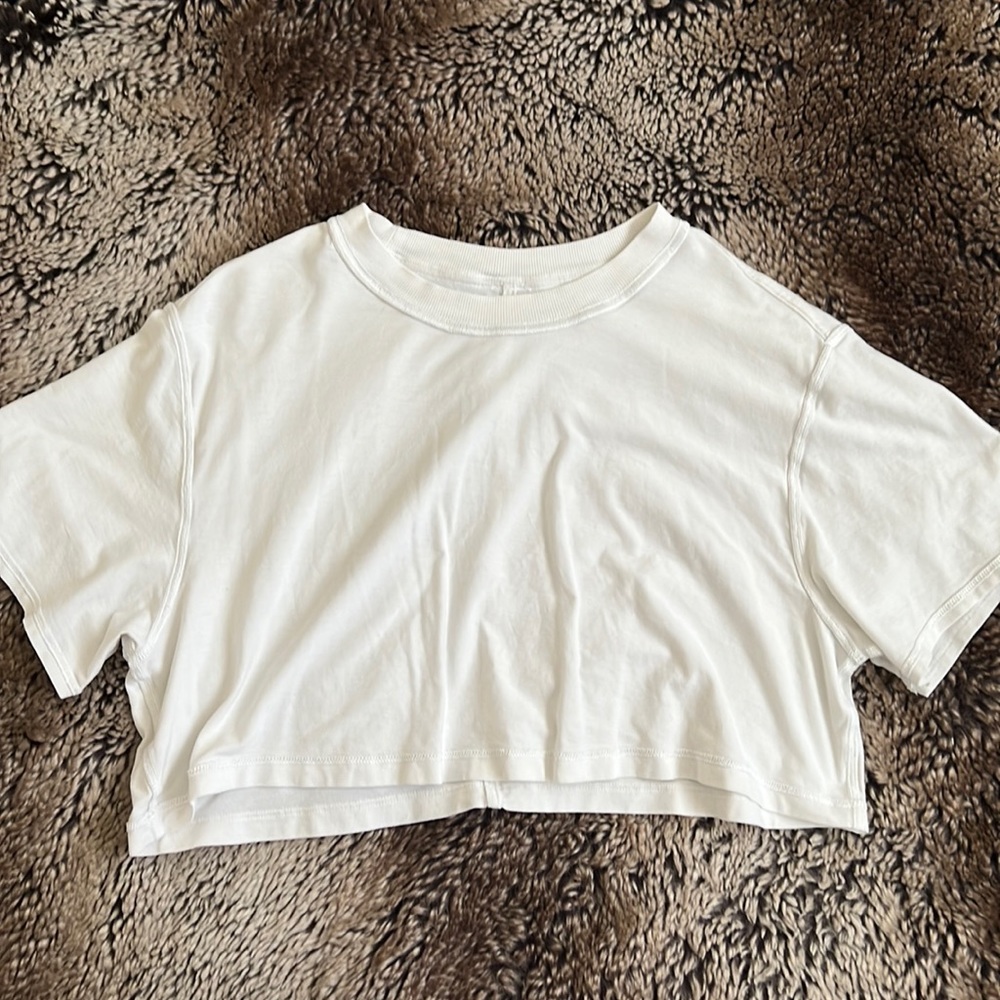 White lululemon crop shirt